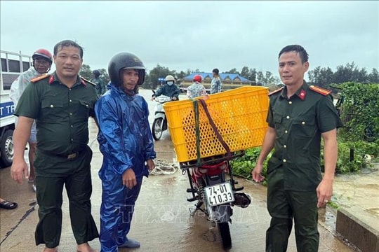 Bão số 10: Quảng Trị đã có 4 người mất tích, bị thương và 8 nhà dân tốc mái