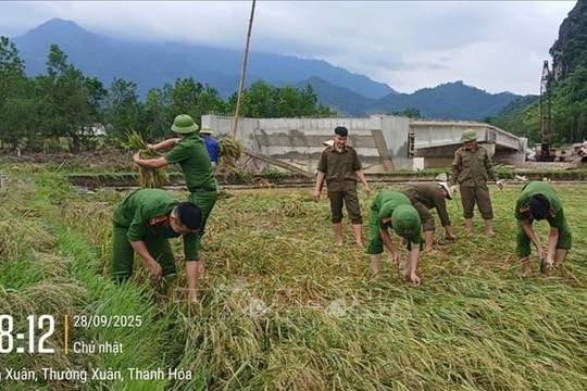 Công an Thanh Hóa chủ động, khẩn trương giúp dân ứng phó bão số 10