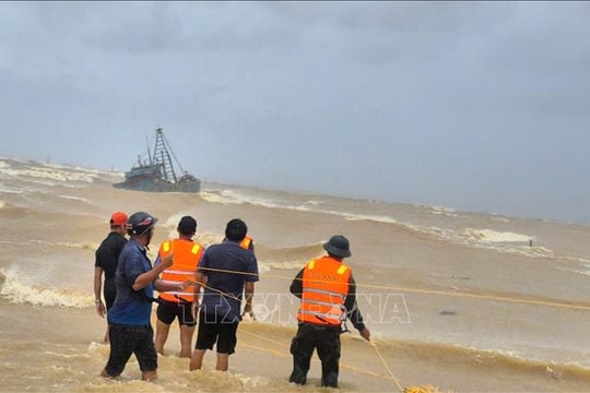 Ứng cứu hai tàu cá gặp nạn ở lạch Cửa Việt khi vào tránh trú bão số 10