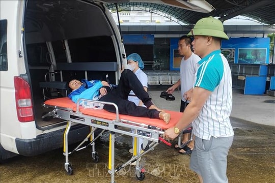 Đưa bệnh nhân viêm ruột thừa cấp từ đảo Quan Lạn về đất liền cấp cứu