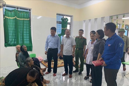 Ứng phó bão số 10: Hà Tĩnh khẩn trương sơ tán người dân ra khỏi vùng nguy hiểm