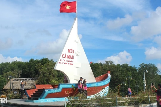 Nơi nào có thể ngắm bình minh trên Biển Đông và hoàng hôn ở Biển Tây?
