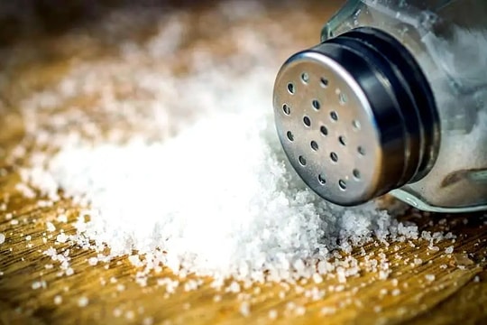 Thời điểm 'vàng' bỏ muối vào món ăn