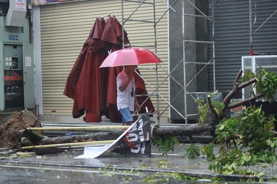 Bà chủ khách sạn mở cửa đón người dân tránh bão