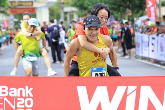 Cuộc đua chồng cõng vợ tại Cần Giờ