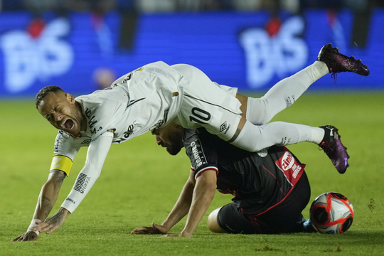 Neymar bị tố nghiện rượu, thức khuya chơi game