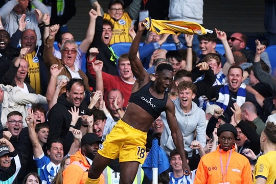 Welbeck giúp Brighton nhấn chìm Chelsea