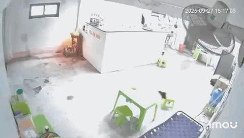 Lốc xoáy giật tung hàng loạt mái nhà ở TP Huế