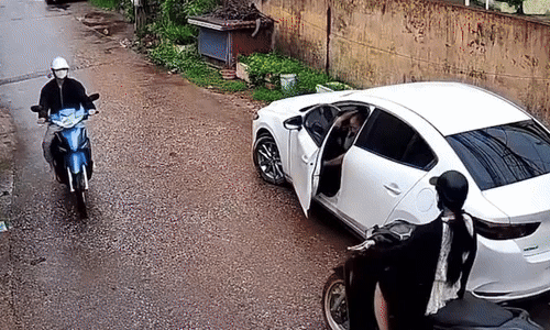 Nữ tài xế mở cửa ôtô hất văng cô gái đi xe máy