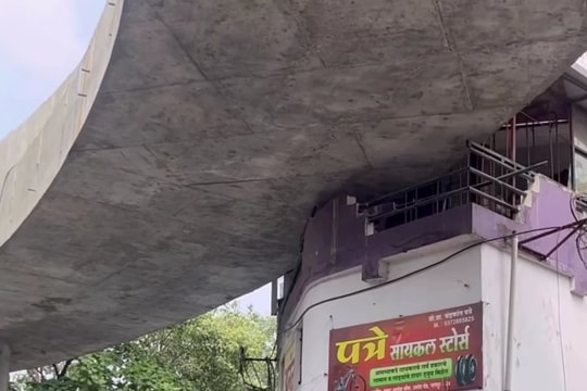 Đường cầu vượt lấn gác lên nhà dân