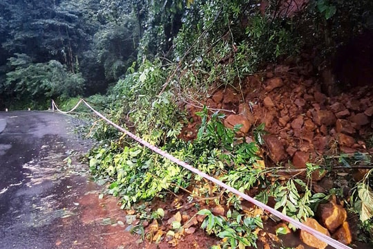 Đèo Bảo Lộc bị sạt lở