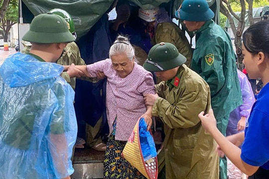 Người dân sơ tán trước khi bão Bualoi đổ bộ