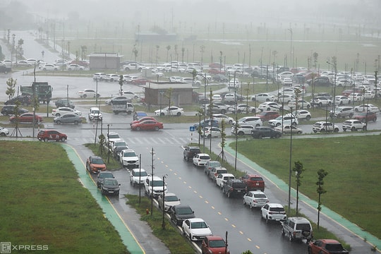 Hàng nghìn người miền Trung đưa ôtô đi tránh bão Bualoi