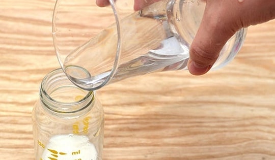 Bà ngoại dùng rượu để pha sữa khiến cháu trai nhập viện