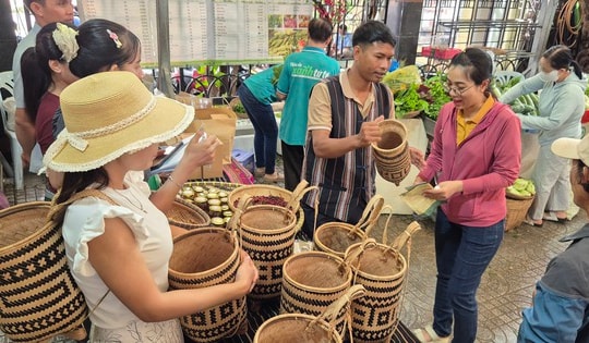 Người dân TP HCM hào hứng với quả chòi mòi tươi, bánh hạt kơ nia