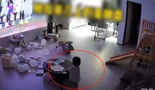 Xem camera giám sát, bố mẹ sốc khi chứng kiến hành động của con gái 2 tuổi vào giữa đêm