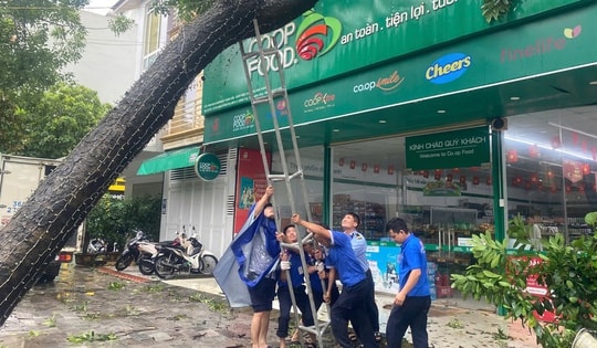 Giữa bão số 10, siêu thị tung gói bình ổn giá, giảm đến 33%