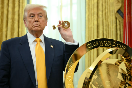 Ông Trump khoe đồ trang trí bằng vàng ở Nhà Trắng