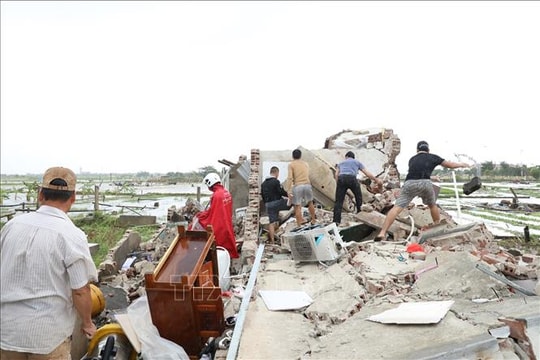 Dông lốc và mưa bão khiến 9 người tử vong ở Ninh Bình