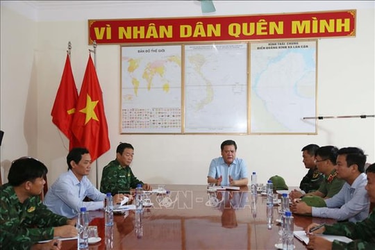 Xuyên đêm tìm kiếm 9 thuyền viên mất tích trên hai tàu cá bị chìm tại Quảng Trị