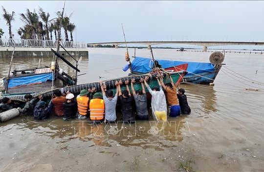 Lực lượng vũ trang sát cánh cùng nhân dân khắc phục hậu quả bão số 10