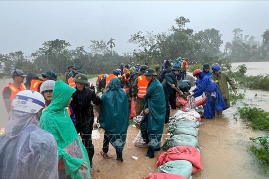 Huy động gần 300 người gia cố tuyến đê bảo vệ hơn 1.700 hộ dân ở Thanh Hóa