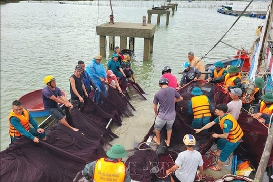 Huế: Khẩn trương hỗ trợ người dân khắc phục hậu quả bão số 10