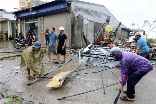 Dông lốc mạnh ở Hưng Yên làm 2 người tử vong, khoảng 9 người bị thương