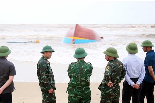 Dùng drone tìm kiếm 9 thuyền viên mất tích trong vụ 2 tàu cá bị chìm ở sông Gianh