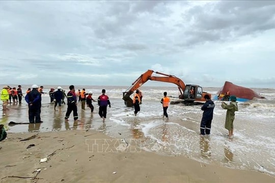 Gấp rút triển khai tìm kiếm cứu nạn 9 nạn nhân bị chìm tàu