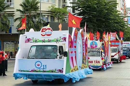 TP Hồ Chí Minh: Diễu hành xe hoa chào mừng Đại hội Đảng bộ lần thứ I