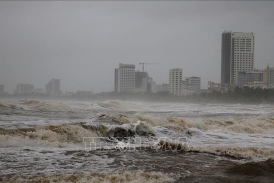 Nghệ An: Biển nhiễu động mạnh, hàng ngàn hộ dân bị ngập lụt