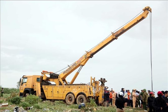 Quảng Trị trục vớt tàu cá, nỗ lực tìm kiếm thuyền viên mất tích tại cửa sông Gianh