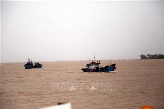 Bão số 10: Quảng Trị tập trung tìm kiếm 9 thuyền viên mất tích trên hai tàu cá bị chìm