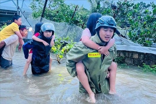 Công an Thanh Hóa xuyên đêm hỗ trợ người dân ứng phó bão số 10