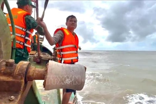 Cà Mau: Kịp thời cứu vớt hai thuyền viên gặp nạn trên biển