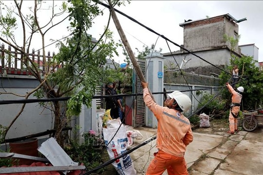 Bão số 10 gây gián đoạn điện cho 3,4 triệu khách hàng, ngành điện dồn lực khắc phục