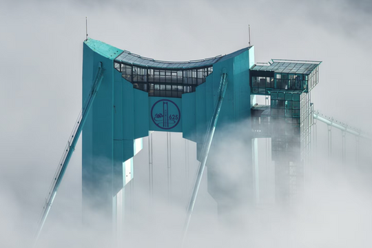 Quán cà phê nằm trên cây cầu cao nhất thế giới của Trung Quốc