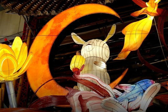 Mô hình 'Thỏ chơi trăng' cỡ lớn hút khách check in trên phố cổ