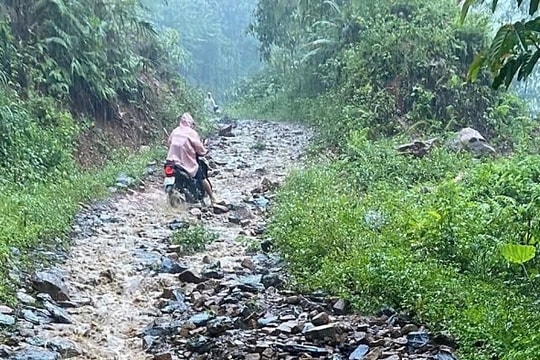 Những cô giáo gánh 'cơm có thịt' lên non cho học trò