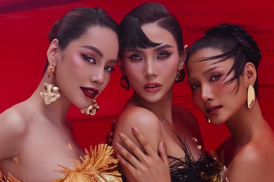 Ba người mẫu tạo dáng với đầm đính kết