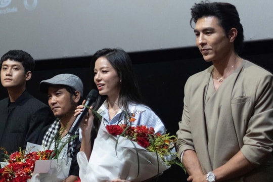 Êkíp 'Mưa đỏ' tri ân khán giả ở suất chiếu cuối