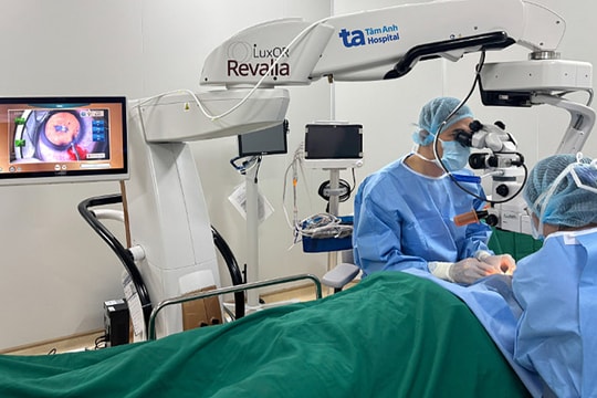 Giảm thị lực do hai mắt cùng bị đục thủy tinh thể