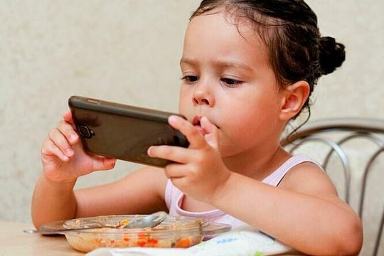 Bé 5 tuổi cận 10 độ vì ông bà dỗ bằng điện thoại