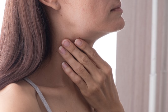 Phân biệt viêm họng hạt và sùi mào gà ở họng thế nào?