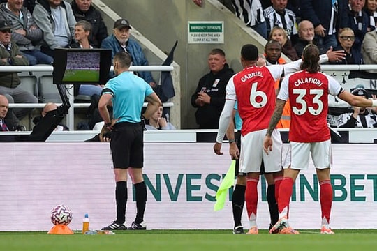 Vì sao Arsenal bị hủy phạt đền trước Newcastle?