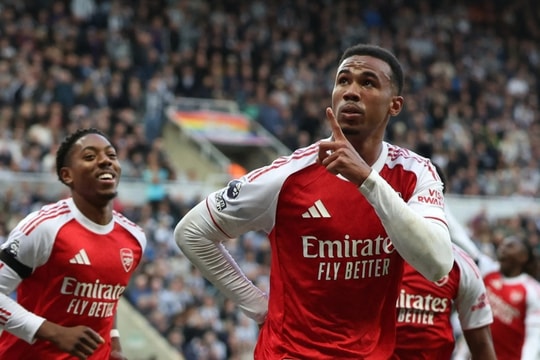 Arsenal thắng ngược ở phút bù tại Ngoại hạng Anh