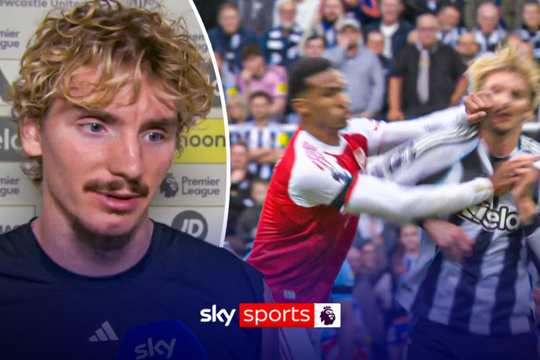 Tiền đạo Newcastle tố bị Gabriel thúc cùi chỏ vào mặt