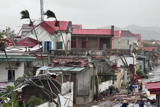 Nhà cửa đổ sập, tốc mái khi bão Bualoi quét qua