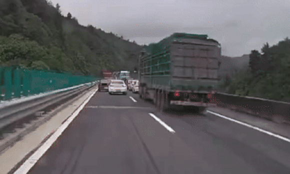 Xe tải đâm dồn, hất bay ôtô khỏi đường trên cao